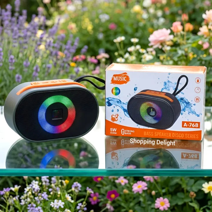 Boxă portabila  cu iluminare colorată și bas puternic; suportă Bluetooth, AUX, USB, card SD și radio FM.